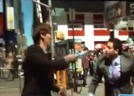 شجار بالأيدي بين مراسلين