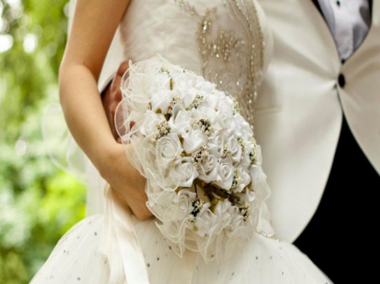 بالصور .. عريس أردني يزف عروسه داخل مستشفى بعمان