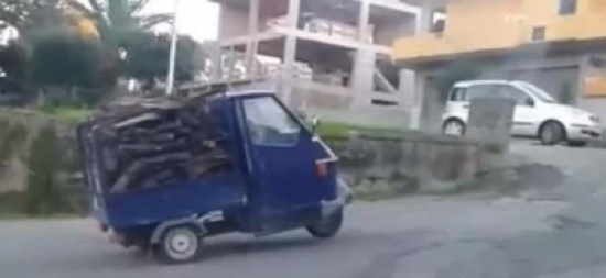 بالفيديو: توك توك في محاولة لخوض تحدي التضاريس الصعبة