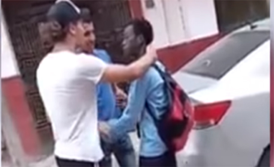 بالفيديو : حجز 3 أشخاص مصريين بعد واقعة التنمر والسخرية من طفل جنوب سوداني بالفيديو : حجز 3 أشخاص مصريين بعد واقعة التنمر والسخرية من طفل جنوب سوداني