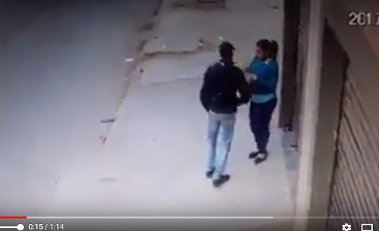 بالفيديو.. لص يعترض طريق فتاة ويسرقها بأحد الشوارع الخالية بالفيديو.. لص يعترض طريق فتاة ويسرقها بأحد الشوارع الخالية
