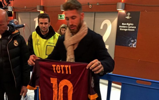 توتي يدخل غرف تغيير ريال مدريد للحصول على قميص راموس توتي يدخل غرف تغيير ريال مدريد للحصول على قميص راموس