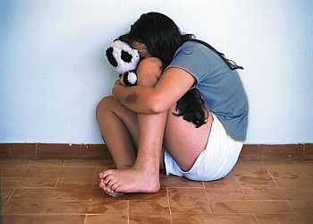 هتك عرض ابنته القاصر وأنجب منها طفلين هتك عرض ابنته القاصر وأنجب منها طفلين