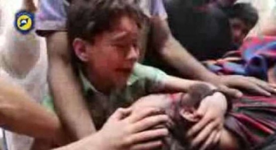 طفل نجا من مجزرة بحلب يصرخ بهستيرية أمام جثمان والده: “بابا لا تتركني.. يا الله صبرني”