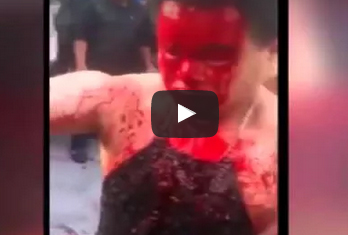 بالفيديو.. رجل يضرب رأسه بقطعة خشب بها مسامير في طقوس دينية غريبة