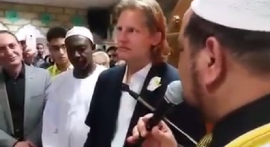 فيديو| ماذا قال صحفي ألماني شهيرعن أسباب اعتناقه الإسلام فيديو| ماذا قال صحفي ألماني شهيرعن أسباب اعتناقه الإسلام