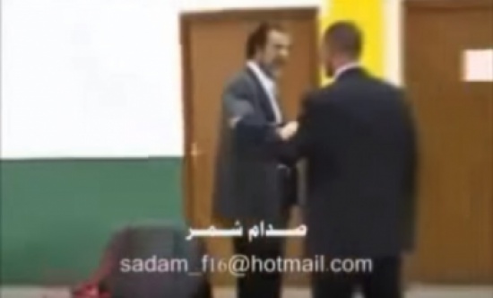 فيديو مصور يحاول أن يعتدى على صدام حسين وعندما وقف امامه تحدث المفاجأة