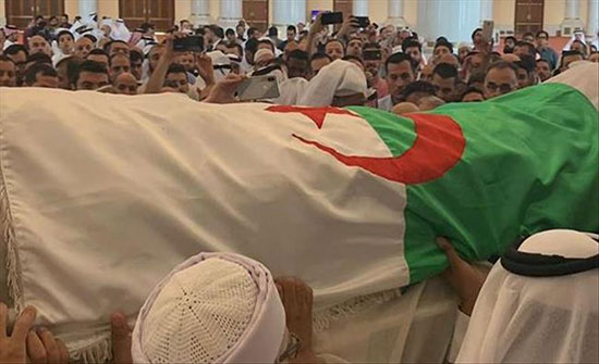 بالفيديو : وصول جثمان المعارض الإسلامي الجزائري عباسي مدني إلى الجزائر بالفيديو : وصول جثمان المعارض الإسلامي الجزائري عباسي مدني إلى الجزائر