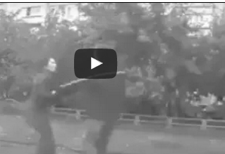 بالفيديو.. فتاة تضرب رجلا بسبب الاعتداء على زوجته في الشارع