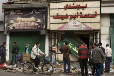 محتجون يتحدون حظر التجول ويبقون في الشوارع في مصر