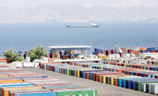 3820 حاوية مواد غذائية وإنشائية وملابس عالقة في الميناء