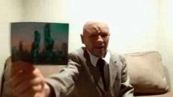 من مخبئه.. 'مسافر عبر الزمن' يعرض صورة من عام 2118! (فيديو)