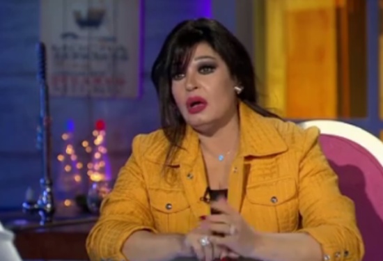 فيفي عبده تتنافس مع مذيعة بالتحدث باللغة الإنجليزية!