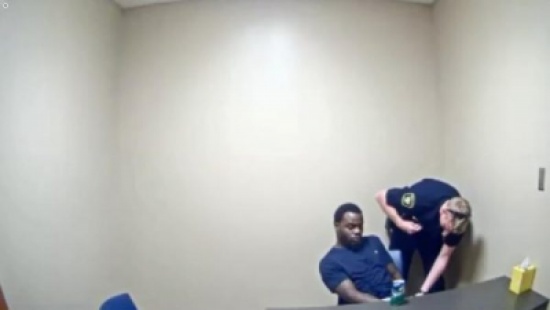 شاهد: ماذا فعل مجرم عندما اقترب منه شرطي داخل السجن؟