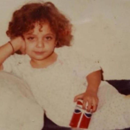 بالصورة: خمنوا هذه الطفلة المشاكسة أي نجمة أصبحت؟ بالصورة: خمنوا هذه الطفلة المشاكسة أي نجمة أصبحت؟