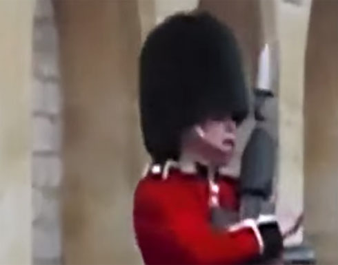 بالفيديو : شاهد ماذا فعل حارس ملكة بريطانيا مع سائح أزعجه بالفيديو : شاهد ماذا فعل حارس ملكة بريطانيا مع سائح أزعجه