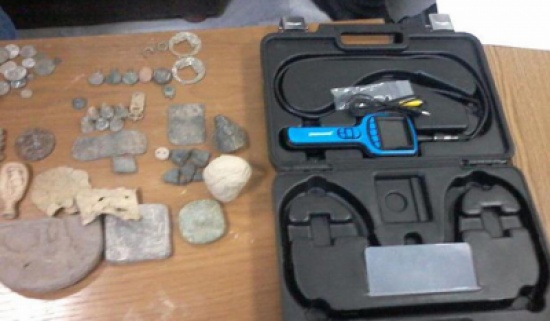 ضبط مطلوب وبحوزته قطع اثرية مقلدة