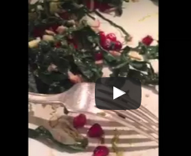 شاهد.. رجل يعثر على «دودة» داخل طبق سلطة