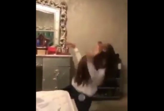 فيديو| فتاة تُشعل 'فيسبوك' بضحكتها!