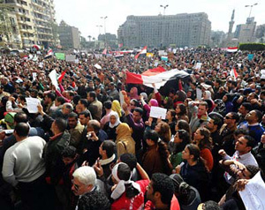 توافد الحشود على ميدان التحرير بالقاهرة تمهيدا لتظاهرات المليون 