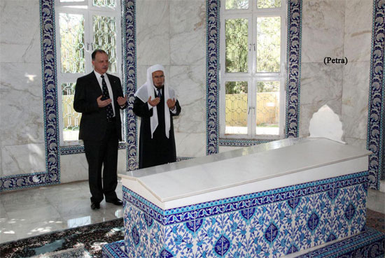 عدد من أصحاب السمو الأمراء يزورون ضريح الملكة زين الشرف بذكرى وفاتها