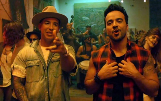 فيديو امرأة منقّبة ترقص على أنغام "ديسباسيتو" في مكان عام... جرأة حركاتها تذهل 254 ألف متابع