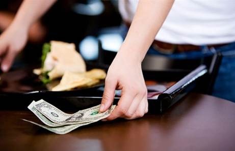 الفرنسيون أكثر سخاء فى دفع البقشيش أثناء العطلات