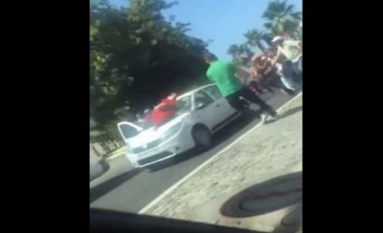 بالفيديو....سائق يصدم امرأة ويفر هاربا وهي مازالت على مقدمة السيارة