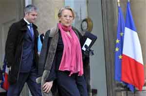 وزيرة الخارجية الفرنسية تقول انها لن تستقيل بسبب رحلتها الي تونس