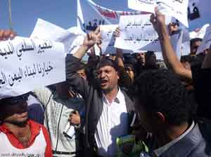 عشرات الالاف من اليمنيين يتظاهرون بين موال ومناهض للحكومة