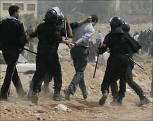 الحكومة المصرية تنفي اي دور لها في العنف وتتعهد بالتحقيق