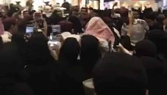 شاهد: تدافع كبير وحالات إغماء حول فتاة من مشاهير سناب شات في احد المولات شاهد: تدافع كبير وحالات إغماء حول فتاة من مشاهير سناب شات في احد المولات