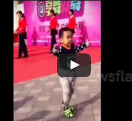 شاهد..  طفل يقلد رقص الفتيات