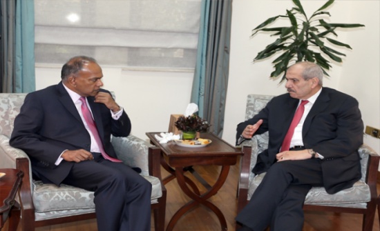 مندوبا عن الملك رئيس الديوان الملكي الهاشمي يلتقي وزير الداخلية والعدل السنغافوري