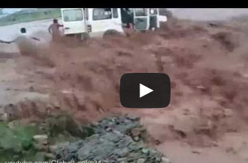 عملية إنقاذ بطولية لركاب سيارة علقت وسط السيول