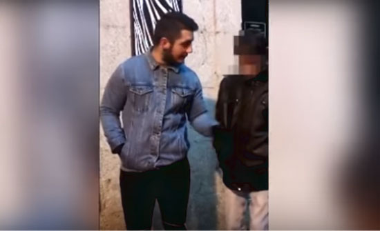 مشهد مروع لمراهق يضرب شيخا (فيديو)