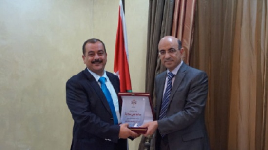 وزارة العمل تقيم حفل تكريم لموظفها الفائز بجائزة الموظف المثالي وزارة العمل تقيم حفل تكريم لموظفها الفائز بجائزة الموظف المثالي