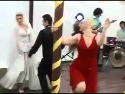 فتاة سكرانة تقلب الخيمة على المعازيم