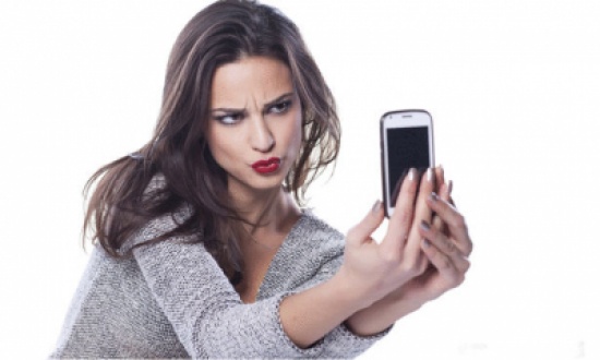 صور الـSelfie تجعل النساء أقل جاذبية وذكاء صور الـSelfie تجعل النساء أقل جاذبية وذكاء