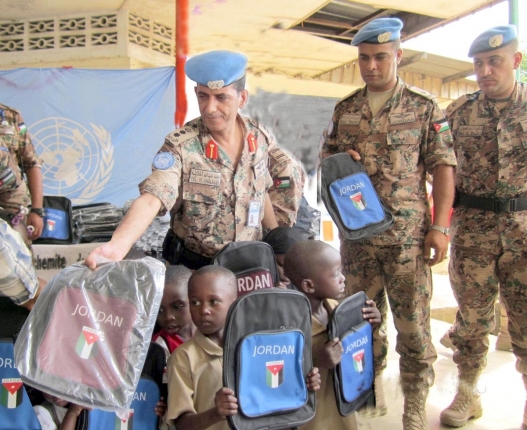 قوة حفظ السلام الاردنية في ساحل العاج توزع مساعدات انسانية