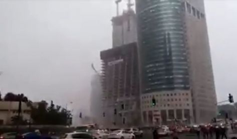 بالفيديو .. سقوط رافعة ضخمة بـ'' تل أبيب ''