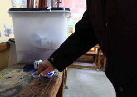 "معاريف": المصريون صوتوا على دستور لم يقرأوه