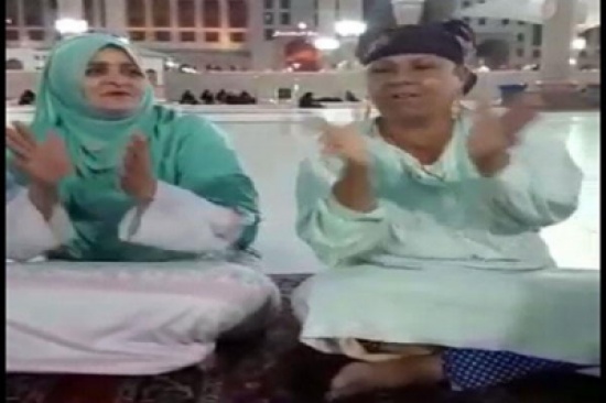 بالفيديو: مصريات يغنون ويصفقون في ساحة الحرم النبوي ويثيرون الجدل بالفيديو: مصريات يغنون ويصفقون في ساحة الحرم النبوي ويثيرون الجدل
