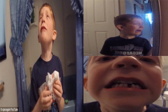 شاهد.. رد فعل طفل فقد أحد أسنانه للمرة الأولى