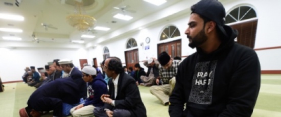 متطرف يضع لحم خنزير أمام باب مسجد في أميركا ويحطم نوافذه.. والشرطة تلاحقه متطرف يضع لحم خنزير أمام باب مسجد في أميركا ويحطم نوافذه.. والشرطة تلاحقه
