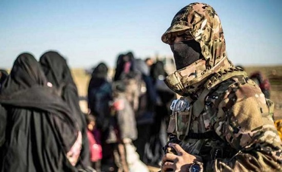 لوموند: العودة إلى الوطن تقسّم الجهاديات الفرنسيات