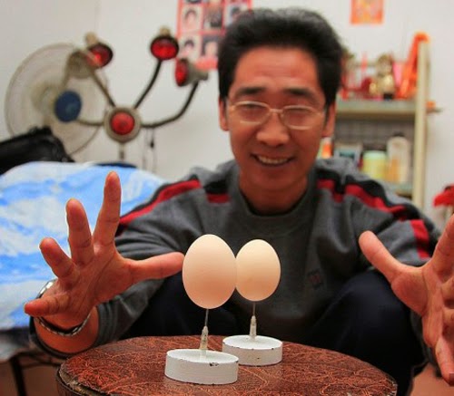 صيني يدخل غينيس لتثبيته البيض على الإبر