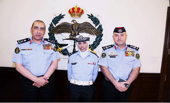 الحمود يكرم احدى مرتبات السير لمساعدتها مواطن من ذوي الاعاقة