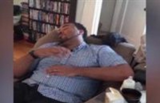 بالفيديو.. رد فعل طريف لأب نائم سمع بكاء رضيعه