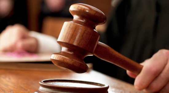 محكمة إيرانية تقضي بصب ماء النار على عين رجل